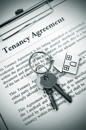 Agreement between landlord and tenant with keys to house